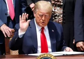 Трамп 2020 йил охиригача баъзи ишчи визалар берилишини тўхтатди фото