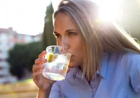 Güne bir bardak limonlu su içerek başlamak neden önemlidir? фото