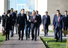 O‘zbekiston va Fransiya prezidentlari birgalikda daraxt ekdi фото