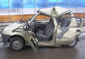 Navoiyda Matiz beton to‘siqqa borib urildi. Haydovchi va yo‘lovchi halok bo‘ldi фото