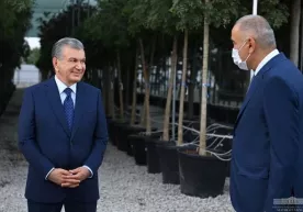 Shavkat Mirziyoyev yangi bog‘dagi ishlarni ko‘zdan kechirdi фото