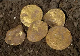 Xazina izlovchilar qiymati 200 ming dollarlik tangalar topishdi (foto) фото
