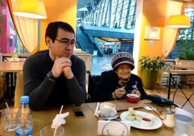 89 yoshli onaxonning Toshkentdagi xonadonini egallab olgan qarindoshlari uni Moskva aeroportida qoldirib ketishdi фото