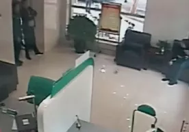 Xitoy bankida garovga olingan qizni qutqarishda hiyla qo‘llandi (video) фото