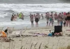 Odamlar cho‘kayotganlarni qutqarish uchun "zanjir bo‘lib tizilishdi" (video) фото