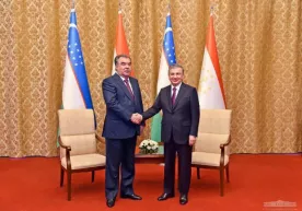 Shavkat Mirziyoyev Pekinda Imomali Rahmon bilan uchrashuv o‘tkazdi фото