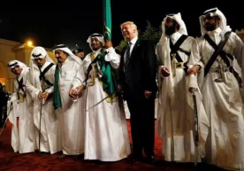 Video: Tramp va Saudiya Arabistoni qiroli qilichlar bilan raqs ijro etishdi фото