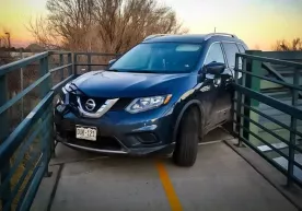 AQSHda piyodalar ko‘prigidan o‘tishga uringan Nissan unga tiqilib qoldi фото