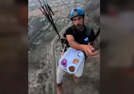 Saudiyalik sarguzasht ixlosmandi parashyutda iftorlik qildi фото