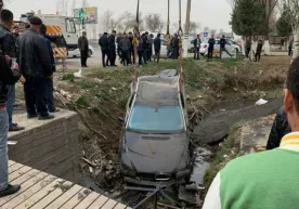 Тошкент яқинида BMW зовурга ағдариб юборилди (фото) фото