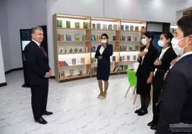 Kambag‘alga kompyuter va farzandlari o‘qishi uchun mashinadan voz kechgan ota фото