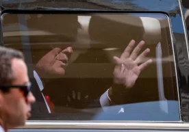 Трамп махфий ҳужжатлар иши юзасидан Майамидаги судга келганида ҳибсга олинди фото