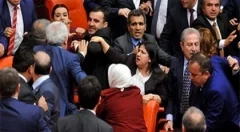 Туркияда парламент депутатлари муштлашиб кетишди фото
