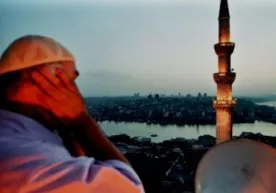 Azon ovozi uzilib eshitiladigan joyda namozga qayta azon aytiladimi? фото