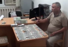 Яна бир ҳоким ўринбосари пора билан қўлга тушди фото