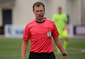 Беларусь чемпионатида учрашув ҳаками ҳушидан кетиб, майдонга йиқилди (видео) фото