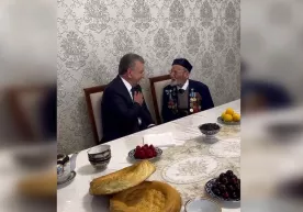 Шавкат Мирзиёев Иккинчи жаҳон уруши қатнашчиси уйига борди фото