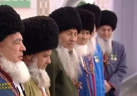 Туркманистонда қариялар Президентни кутиб олиш репетициясида соатлаб машқ қилдирилди фото