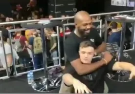 UFC chempioni Jon Jons o‘z muxlisini bo‘g‘ib qo‘ydi (video) фото