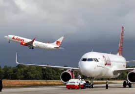 Жакартадан парвоз қилган Boeing 737 йўловчи самолёти ҳалокатга учради фото