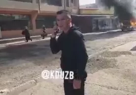 Янгийўлда «Волга» машинаси ёниб кетди. Ҳайдовчиси эса ёнган ҳолда югурмоқда (видео) фото