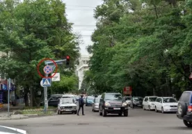 Haydovchilar diqqatiga!!! Avtomobilingizni ta’qiqlangan joyda qoldirsangiz, bayonnoma haydovchisiz tuziladi фото