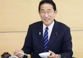 Yaponiya bosh vaziri Fukushima dengiz mahsulotlari xavfsizligini ko‘rsatish uchun ularni yeb ko‘rsatdi фото