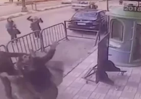 Politsiyachi yuqori qavatdan tushib ketgan bolani ilib oldi (video) фото