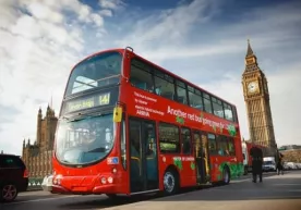 Londonning ikki qavatli avtobuslariga nechi kishi chiqsa bo'ladi? фото