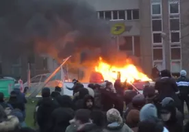 Полиция зўравонлигига қарши чиқаётганлар Париж яқинида автомобилларга ўт қўймоқдалар фото