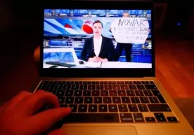 Макрон «Биринчи канал» муҳаррири Марина Овсянниковага сиёсий бошпана беришини айтди фото