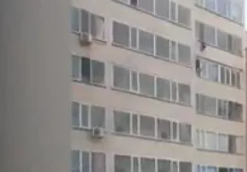 Қозоғистонлик эркак 10 қаватдан тушиб кетган болани ушлаб қолди (видео) фото