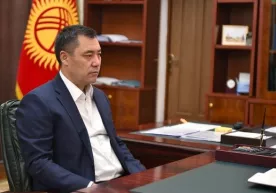 Qirg‘iziston prezidentligiga nomzod Sadir Japarov ikki qudasini lavozimga tayinlaganini tan oldi фото