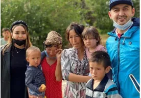 Сардобадаги кулфат кўлами инсонлар юзида акс этган сурат фото