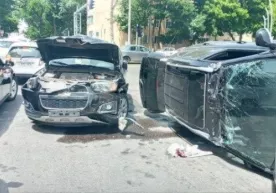 Toshkentda ikkita Captiva to‘qnashuvi natijasida mashinalardan biri ag‘darilib ketdi (foto) фото
