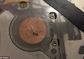 Эски MacBook Pro эгалари ўз қурилмалари ичидан танга топмоқда (видео) фото