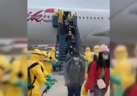 Indoneziyada Xitoydan qaytayotganlarni shunday kutib olishyapti (video) фото