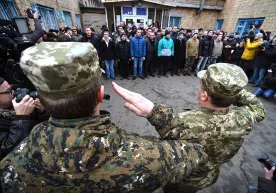 Ukrainalik erkaklar yangi safarbarlik qonuni tufayli mulklarini yaqinlariga o‘tkazmoqda фото