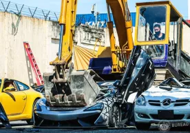 Filippinda noyob McLaren buldozer yordamida yanchib tashlandi (video) фото
