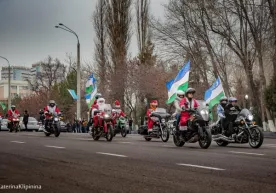 Mototsikl mingan Qorbobolar toshkentliklarni Yangi yil bilan tabrikladilar (foto) фото