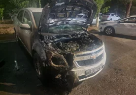 Тошкентда Cobalt автомашинаси ёниб кетди фото