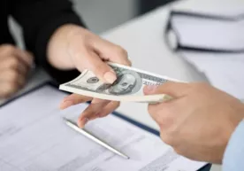 Tadbirkordan 4000 dollar so‘ragan «O‘zbekinvest» bo‘lim boshlig‘i qo‘lga olindi фото