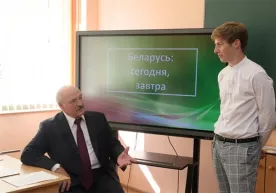Лукашенко: «Мактабларда давлат мафкурасини қўллаб-қувватламайдиган ўқитувчилар бўлмаслиги керак» фото