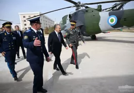 Shavkat Mirziyoyev Oliy harbiy aviatsiya bilim yurtini borib ko‘rdi фото