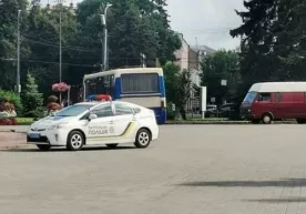 Украинада номаълум шахс ичида йўловчилари бўлган автобусни гаровга олди фото
