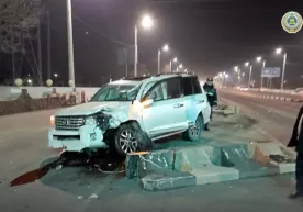 Қирғизистонлик фуқаронинг Toyota автомашинаси Бектемир пости яқинида Lacetti ва бетон тўсиққа урилди фото