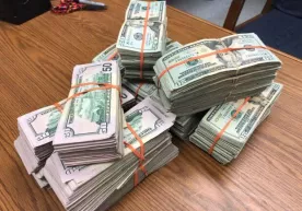 Amerikalik o‘smir bankomat yonidan 135 ming dollar topib oldi va politsiyaga qo‘ng‘iroq qildi фото