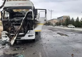 Жиззахда ҳайдовчи ёнаётган машинадан чиқиб кетишга улгурди фото