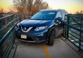 AQSHda piyodalar ko‘prigidan o‘tishga uringan Nissan unga tiqilib qoldi фото