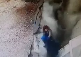 Туркияда икки аёлнинг оёғи остидаги асфальт ўпирилиб тушди (видео) фото
